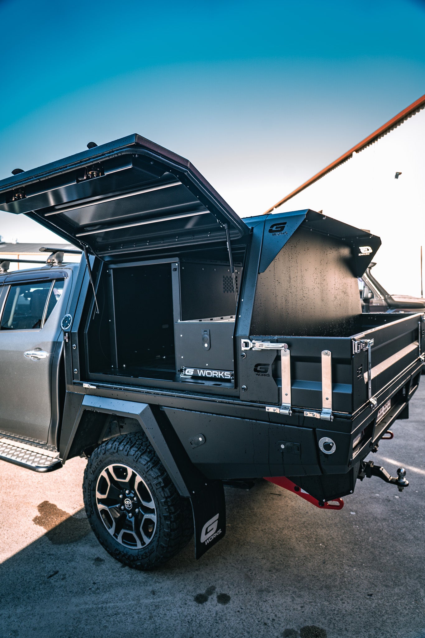 GWorks Toyota Hilux aluminium tray and canopy